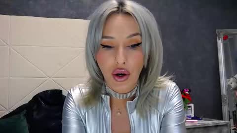 IssaSmyth online show from 04.25.26
