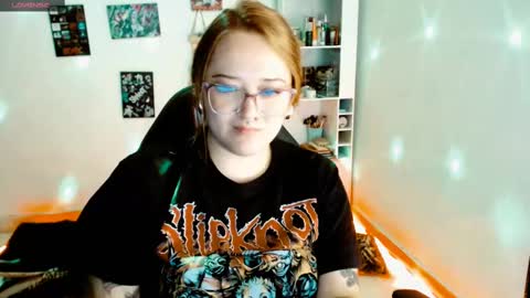 Snapshot of issis_demon chatting on 02.24.25 Yiz online show from 02.24.25