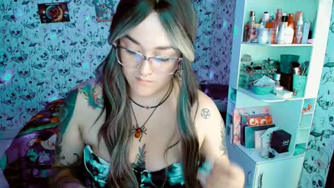 Snapshot of issis_demon chatting on 11.25.25 Yiz online show from 11.25.25