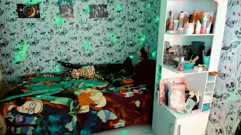 Snapshot of issis_demon chatting on 11.30.25 Yiz online show from 11.30.25