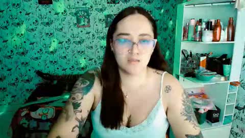 Snapshot of issis_demon chatting on 12.14.25 Yiz online show from 12.14.25