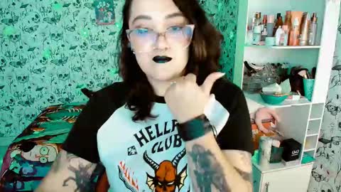 Snapshot of issis_demon chatting on 01.16.26 Yiz online show from 01.16.26