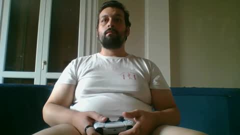 Snapshot of italianbigboy93 chatting on 10.21.25 italianbigboy93 online show from 10.21.25
