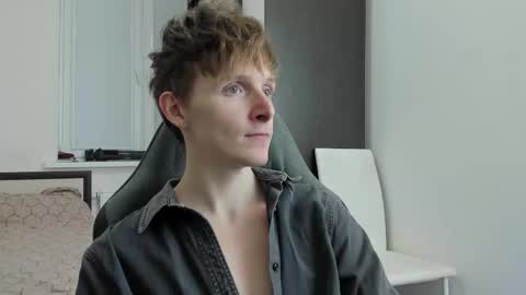 Snapshot of ithan_red chatting on 11.28.25 Ethan online show from 11.28.25