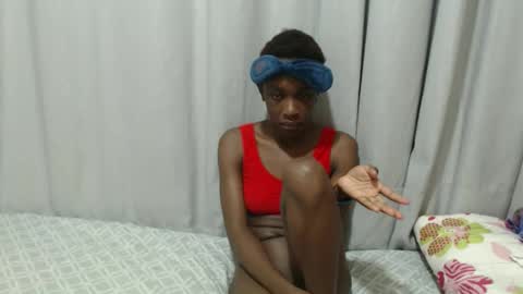 Snapshot of itslaynne chatting on 10.23.25 Laynne online show from 10.23.25