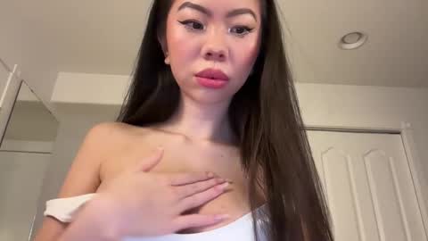 Snapshot of itsmiakim chatting on 01.16.25 Mia online show from 01.16.25