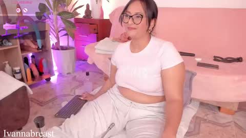 Snapshot of ivannabreastoficial chatting on 02.28.25 Ivannabreast online show from 02.28.25