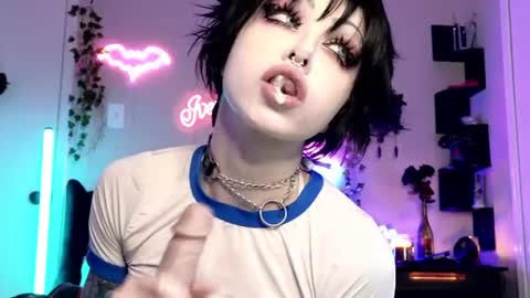 Snapshot of ivey_strigoi chatting on 07.31.26 Ivey and James online show from 07.31.26