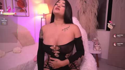 Snapshot of ivyrose_ chatting on 10.25.25 Annie online show from 10.25.25