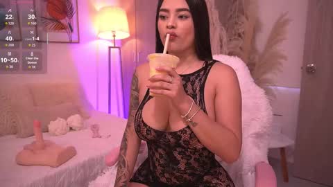 Snapshot of ivyrose_ chatting on 11.23.25 Annie online show from 11.23.25