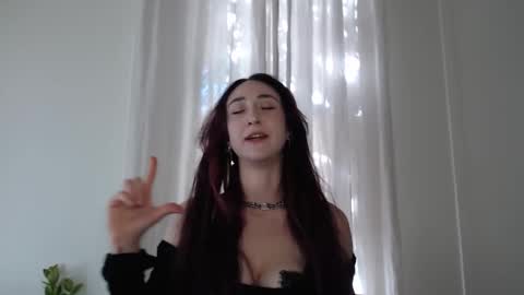 Ivy Rosie online show from 11.11.25