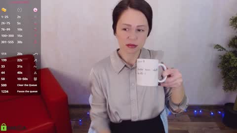 Snapshot of izzy_cam chatting on 02.24.26 Queen of nylon Victoria online show from 02.24.26