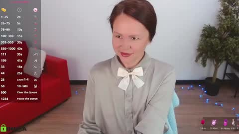 Snapshot of izzy_cam chatting on 06.03.26 Queen of nylon Victoria online show from 06.03.26