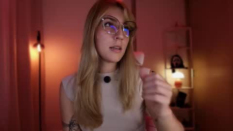 Linda Sofia help me get to 100 thumbs up online show from 03.28.26