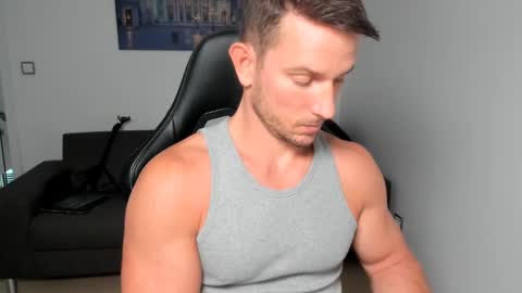 Snapshot of jakubstefano chatting on 12.14.24 Muscle beast P online show from 12.14.24