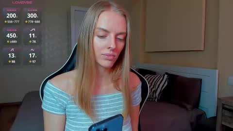 Snapshot of jam_cream chatting on 02.15.25 Sofia online show from 02.15.25