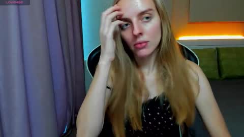 Snapshot of jam_cream chatting on 09.22.25 Sofia online show from 09.22.25