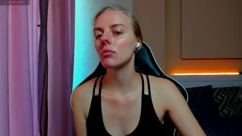 Snapshot of jam_cream chatting on 10.12.25 Sofia online show from 10.12.25