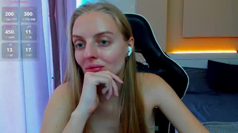 Snapshot of jam_cream chatting on 10.14.25 Sofia online show from 10.14.25