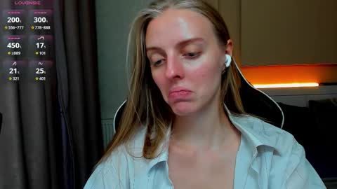 Snapshot of jam_cream chatting on 10.22.25 Sofia online show from 10.22.25