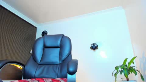 Snapshot of james_thick1 chatting on 02.01.25 James online show from 02.01.25