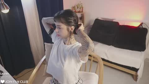 Snapshot of janne_maybe chatting on 11.28.25 jmaybe e online show from 11.28.25