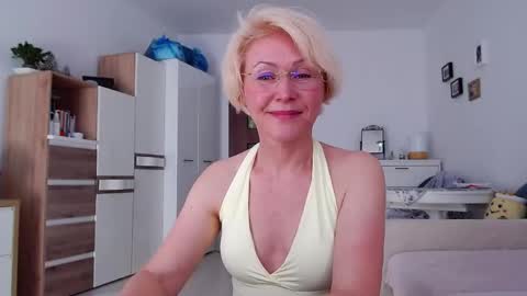Snapshot of jasmin18v chatting on 04.21.26 Jasmin room for people 40 online show from 04.21.26