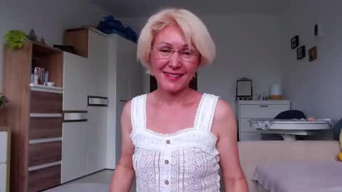 Snapshot of jasmin18v chatting on 05.22.26 Jasmin room for people 40 online show from 05.22.26
