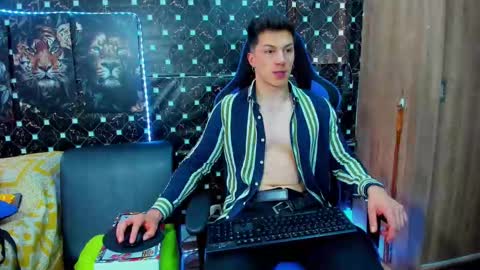 Snapshot of javiersexymann chatting on 09.30.25 Javier online show from 09.30.25