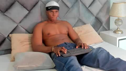 Snapshot of jax_black chatting on 10.01.25 jax black online show from 10.01.25