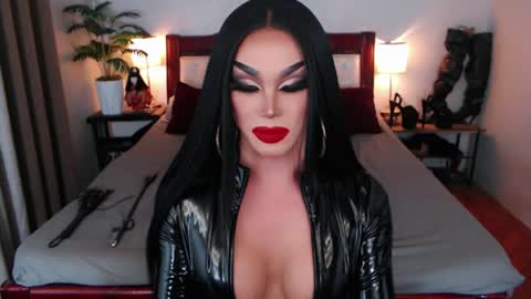 Queen Jenifer online show from 08.07.26