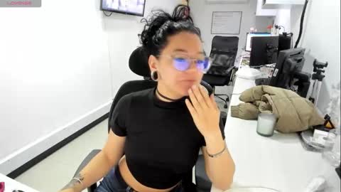 Snapshot of jenn_cg chatting on 11.01.25 jenn online show from 11.01.25