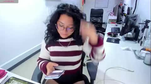 Snapshot of jenn_cg chatting on 11.03.25 jenn online show from 11.03.25