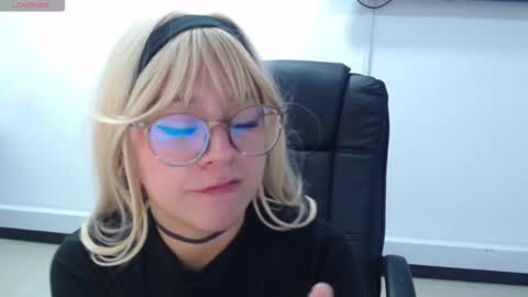 Snapshot of jenn_cg chatting on 11.08.25 jenn online show from 11.08.25