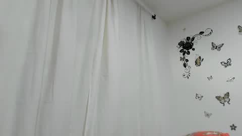 Snapshot of jenniferloveyou chatting on 01.10.25 jenniferloveyou online show from 01.10.25