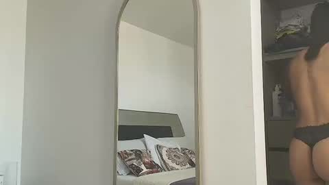 Snapshot of jennmullatta_ chatting on 11.21.25 Jenn online show from 11.21.25