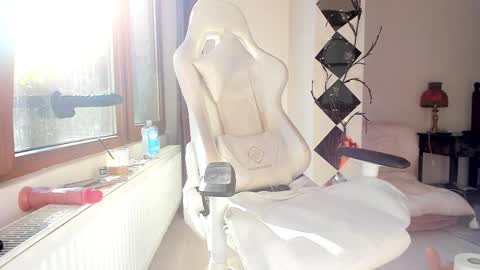 infamous blondiechloe.             Jennyjennywildd online show from 10.09.25