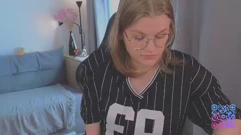 Snapshot of jess0e9 chatting on 06.20.26 JessieVibes online show from 06.20.26