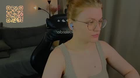 Snapshot of jess0e9 chatting on 08.02.26 JessieVibes online show from 08.02.26