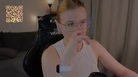 Snapshot of jess0e9 chatting on 08.09.26 JessieVibes online show from 08.09.26