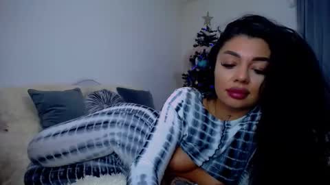 Snapshot of jessebella chatting on 12.31.24 jesse online show from 12.31.24