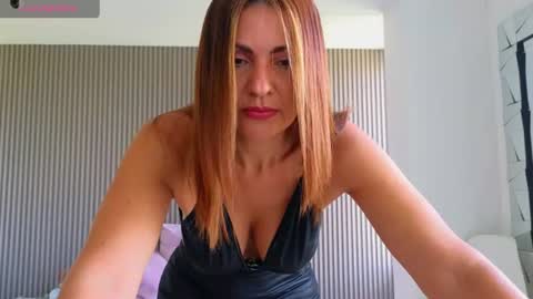 Snapshot of jessey_adams chatting on 06.18.26 bella adams online show from 06.18.26