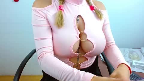 Snapshot of jessicarabbit4 chatting on 02.02.25 jessicarabbit4 online show from 02.02.25