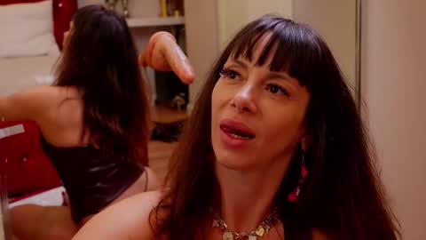 JessieJunee online show from 10.04.25