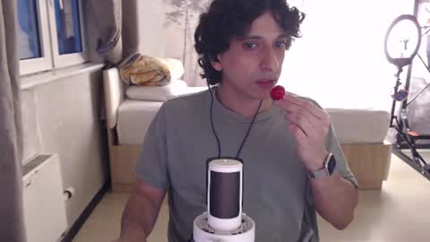 Snapshot of jeuo chatting on 06.15.26 jeuo online show from 06.15.26