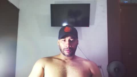 Snapshot of jho173027 chatting on 12.15.25 En moreno online show from 12.15.25