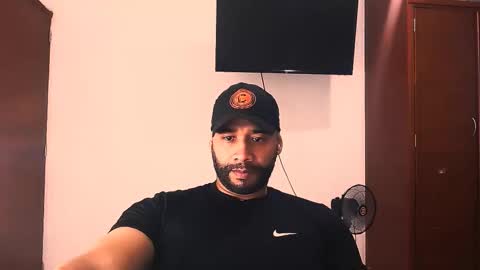 Snapshot of jho173027 chatting on 12.18.25 En moreno online show from 12.18.25