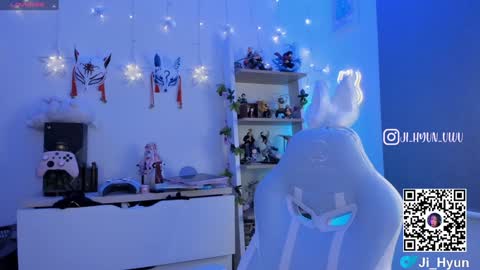 Snapshot of ji_hyun chatting on 12.04.24 Ji online show from 12.04.24