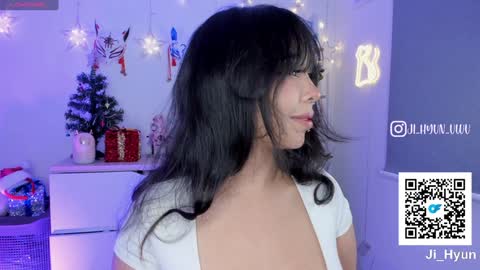 Snapshot of ji_hyun chatting on 12.31.24 Ji online show from 12.31.24