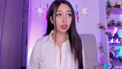 Snapshot of ji_hyun chatting on 09.18.25 Ji online show from 09.18.25